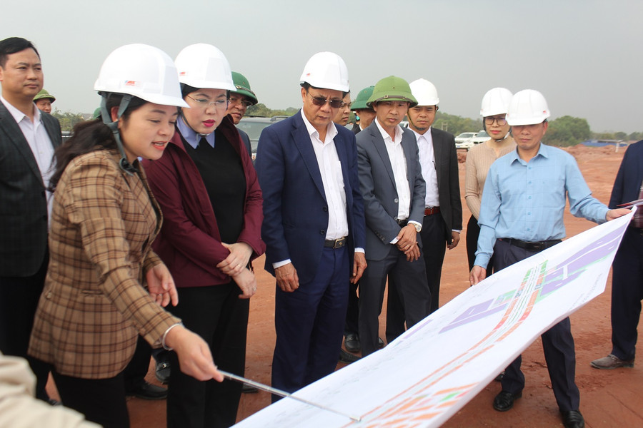 Bà Nguyễn Thị Loan (trái), Chủ tịch UBND huyện Phú Bình đại diện chủ đầu tư Dự án Đường vành đai V - Hà Nội thuộc địa bàn huyện Phú Bình báo cáo tiến độ thực hiện dự án với Đoàn kiểm tra. Bà Nguyễn Thị Loan (trái), Chủ tịch UBND huyện Phú Bình đại diện chủ đầu tư Dự án Đường vành đai V - Hà Nội thuộc địa bàn huyện Phú Bình báo cáo tiến độ thực hiện dự án với Đoàn kiểm tra.