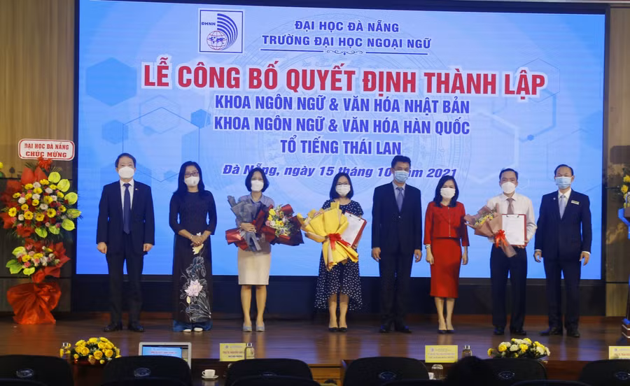 Ban giám hiệu Trường ĐH Ngoại ngữ, ĐH Đà Nẵng trao quyết định thành lập Khoa Ngôn ngữ &amp; Văn hóa Nhật Bản, Khoa Ngôn ngữ &amp; Văn hóa Hàn Quốc và tổ Tiếng Thái Lan.