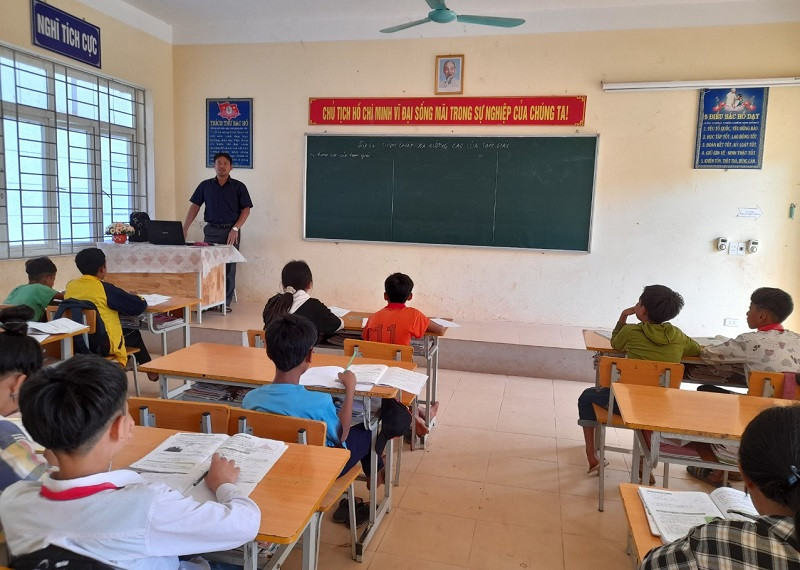 Ngày càng nhiều con em đồng bào Hà Nhì ở Sín Thầu theo học tại các trường đại học uy tín. Ngày càng nhiều con em đồng bào Hà Nhì ở Sín Thầu theo học tại các trường đại học uy tín.