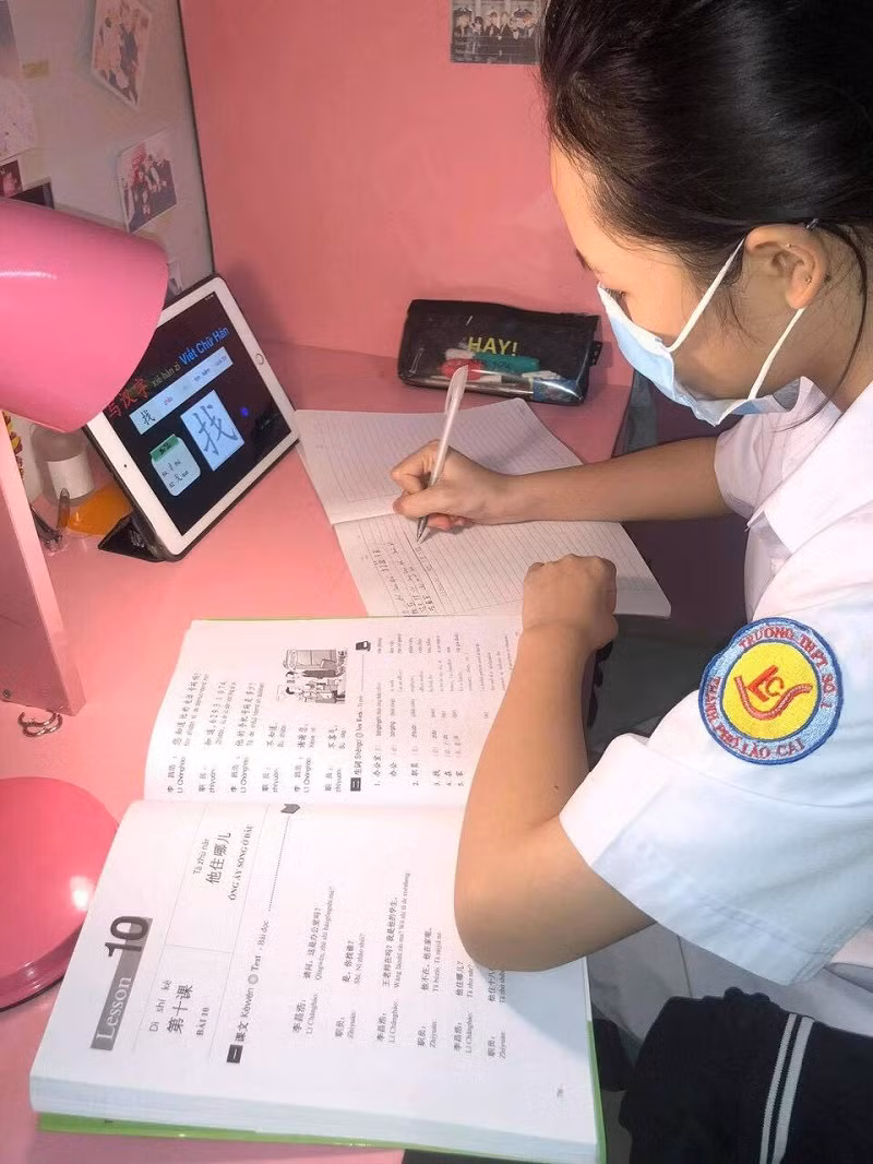 Học sinh Trường THPT số 1 thành phố Lào Cai học trực tuyến tại nhà. Ảnh: NTCC