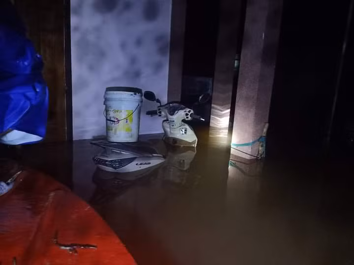 Mưa lũ ũ khiến nhà cửa ngập sâu trong nước.