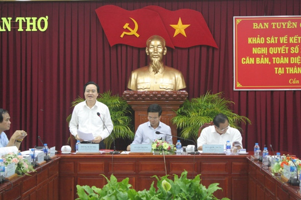 Bộ trưởng Bộ GD&ĐT Phùng Xuân Nhạ phát biểu tại buổi làm việc