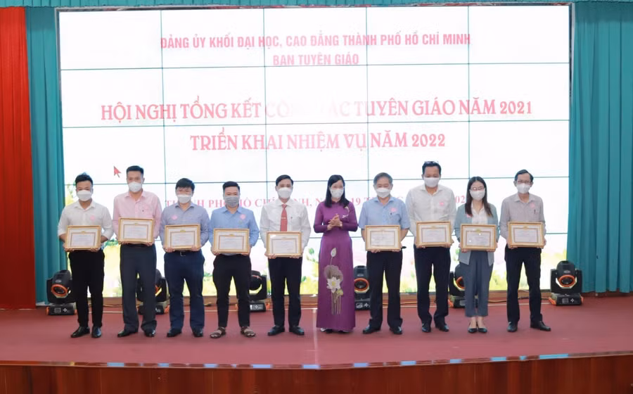 Đồng chí Nguyễn Thị Là – Phó Bí thư Thường trực Đảng ủy Khối chúc mừng các tập thể hoàn thành xuất sắc công tác tuyên giáo năm 2021.