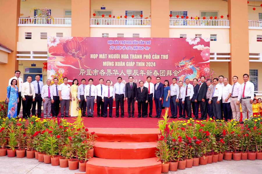 Các đại biểu chụp ảnh lưu niệm tại buổi họp mặt. Các đại biểu chụp ảnh lưu niệm tại buổi họp mặt.