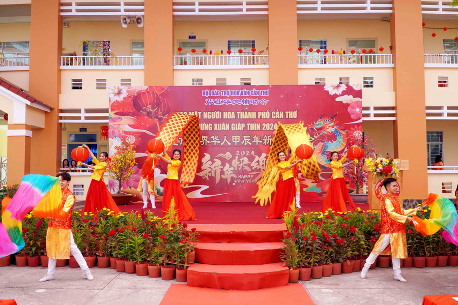 Chương trình văn nghệ tại buổi họp mặt. Chương trình văn nghệ tại buổi họp mặt.