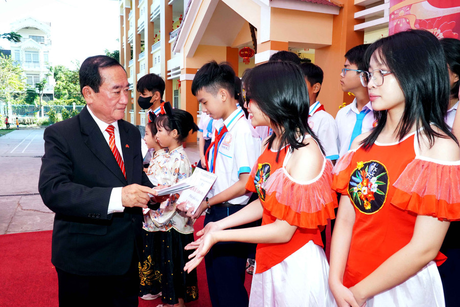 Ông Ngô Quốc Tuấn - Chủ tịch Hội Bảo trợ Hoa văn TP Cần Thơ trao học bổng cho các em học sinh. Ông Ngô Quốc Tuấn - Chủ tịch Hội Bảo trợ Hoa văn TP Cần Thơ trao học bổng cho các em học sinh.