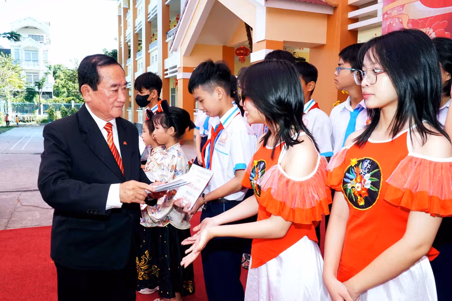 Ông Ngô Quốc Tuấn - Chủ tịch Hội Bảo trợ Hoa văn TP Cần Thơ trao học bổng cho các em học sinh.