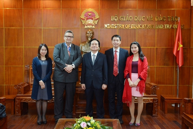 Bộ trưởng Phùng Xuân Nhạ và ngài Kari Kahiluoto cùng đại diện Cục Hợp tác quốc tế chụp ảnh lưu niệm sau buổi làm việc.