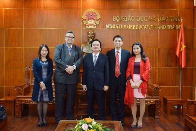 Bộ trưởng Phùng Xuân Nhạ và ngài Kari Kahiluoto cùng đại diện Cục Hợp tác quốc tế chụp ảnh lưu niệm sau buổi làm việc.