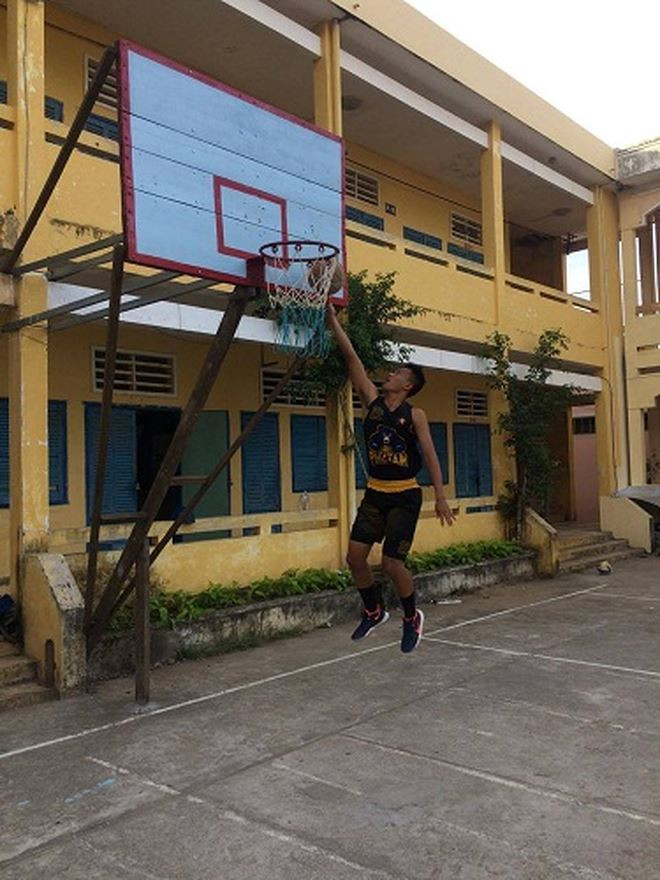 Học sinh trường THPT Phú Tâm hào hứng với bảng bóng rổ tự chế của thầy Phong Học sinh trường THPT Phú Tâm hào hứng với bảng bóng rổ tự chế của thầy Phong