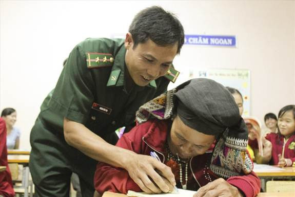 Thầy giáo trẻ mang quân hàm xanh Thầy giáo trẻ mang quân hàm xanh