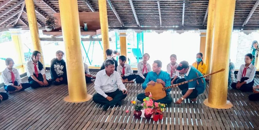 Học sinh của trường được tìm hiểu văn hóa dân tộc qua tiếng đàn Champay. Ảnh: Hồng Nguyên - Nhơn Tiến Học sinh của trường được tìm hiểu văn hóa dân tộc qua tiếng đàn Champay. Ảnh: Hồng Nguyên - Nhơn Tiến