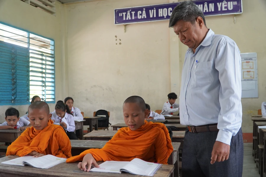 Thầy Kha luôn là một nhà giáo tâm huyết với mỗi học sinh vùng dân tộc thiểu số. Ảnh: Hồng Nguyên - Nhơn Tiến