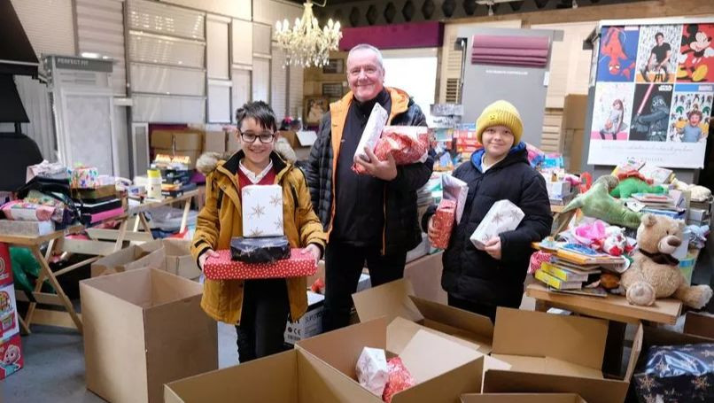 Mykyta Chepel (10 tuổi, bên trái) và Anton Kulish (12 tuổi) từ Trường Trung học Wellfield ở Vịnh Whitley chuẩn bị quà Giáng sinh quyên góp được để gửi về Ukraine. Ảnh: ChronicleLive Mykyta Chepel (10 tuổi, bên trái) và Anton Kulish (12 tuổi) từ Trường Trung học Wellfield ở Vịnh Whitley chuẩn bị quà Giáng sinh quyên góp được để gửi về Ukraine. Ảnh: ChronicleLive