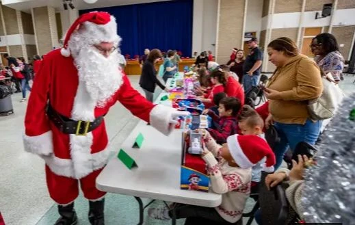 Ông già Noel trong sự kiện Giáng sinh Kiddie và những em nhỏ khó khăn được nhận quà. Ảnh: The Legder 