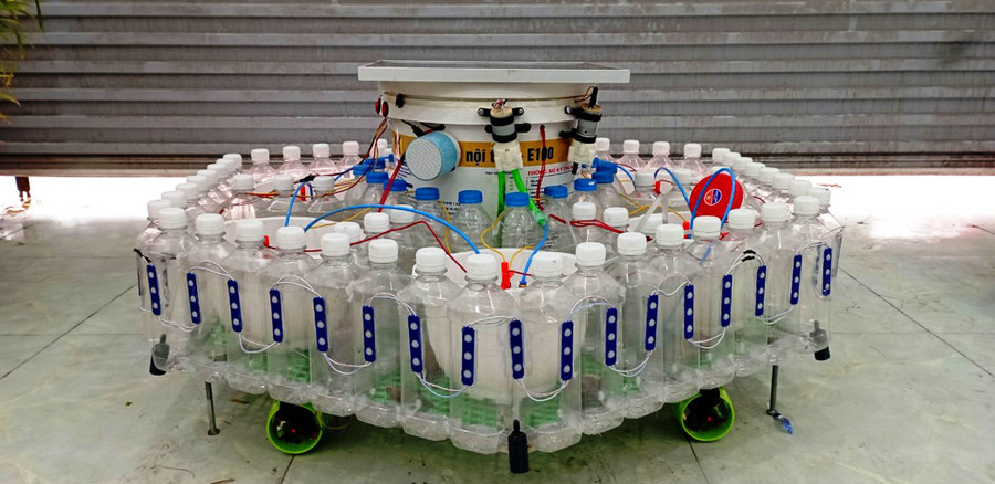 Mô hình làm sạch nguồn nước ô nhiễm của nhóm học sinh 2 trường huyện xứ Thanh. Ảnh: NTCC