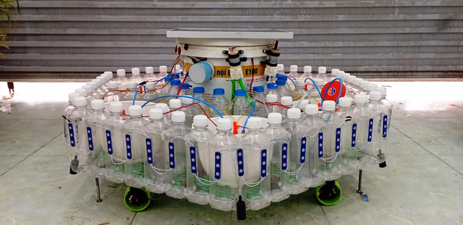 Mô hình làm sạch nguồn nước ô nhiễm của nhóm học sinh 2 trường huyện xứ Thanh. Ảnh: NTCC