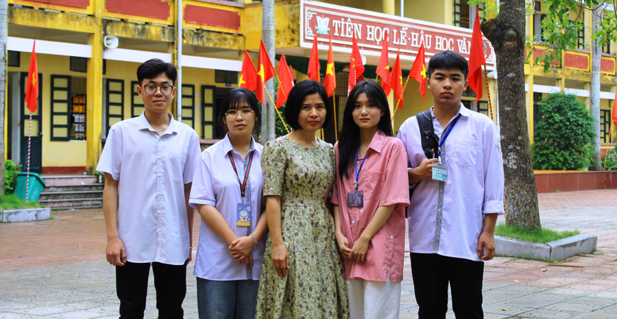 Cô Nguyễn Lan Phương (thứ 3 từ trái qua) cùng 4 học sinh Trường THPT Hoằng Hóa 4 tham gia mô hình. Ảnh: Lương Toán