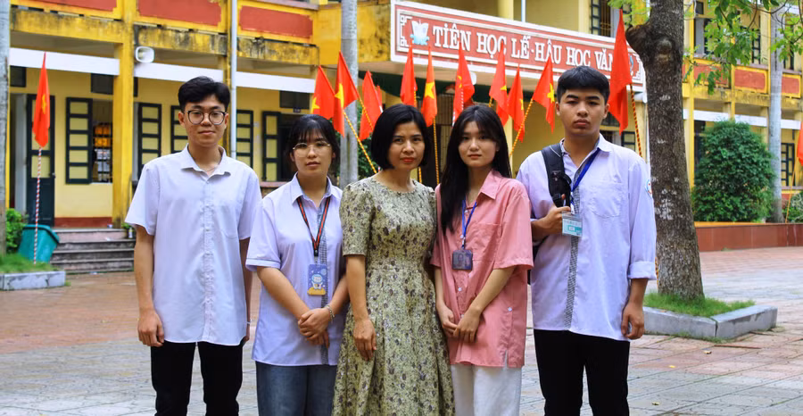 Cô Nguyễn Lan Phương (thứ 3 từ trái qua) cùng 4 học sinh Trường THPT Hoằng Hóa 4 tham gia mô hình. Ảnh: Lương Toán