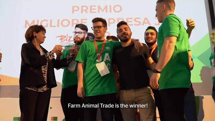 Nhóm dự án Farm Animal Trade giành giải Thanh thiếu niên khởi nghiệp cả ở Ý lẫn châu Âu. Ảnh: Globalteacherprize.org