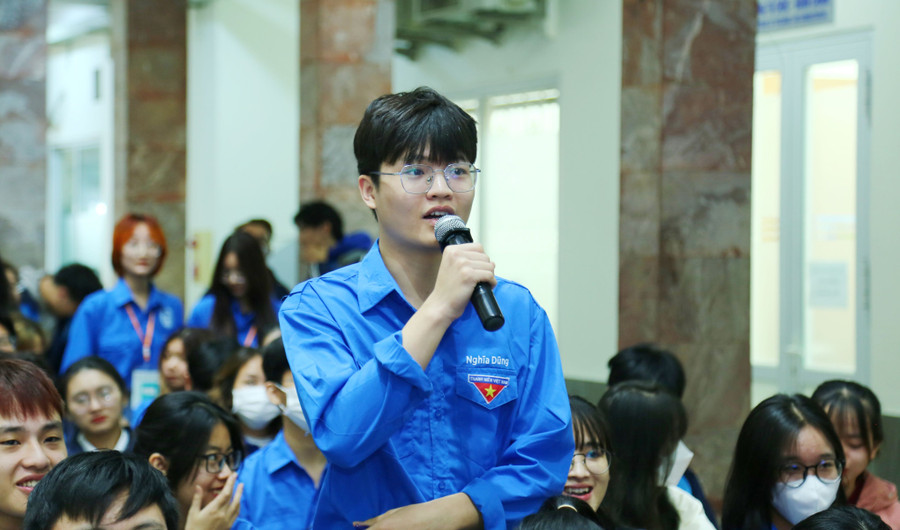 Sinh viên Trường ĐH Mở Hà Nội đặt câu hỏi với diễn giả tại Diễn đàn “Hành trình học sinh, sinh viên khởi nghiệp”. Ảnh: TG