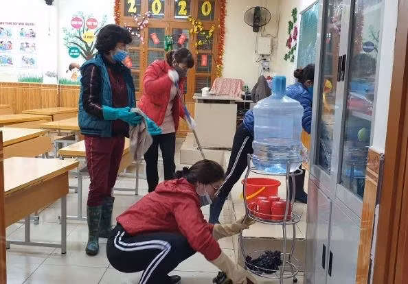 Hải Phòng: Giáo viên "vào vai" lao công khử khuẩn trường học