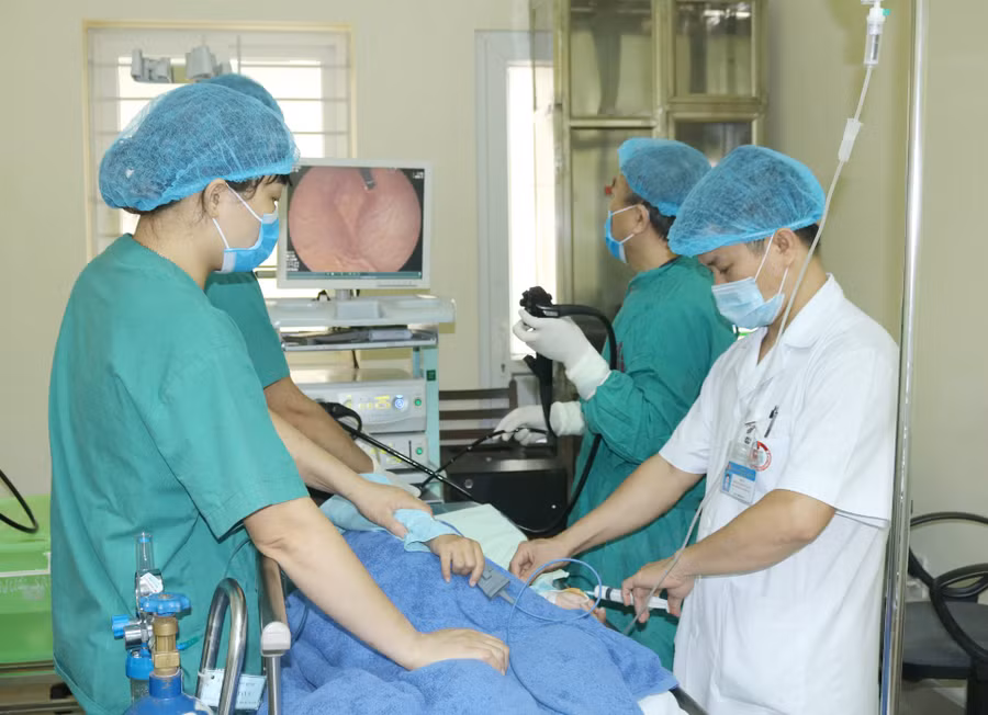 Các bác sĩ nội soi cho bệnh nhân