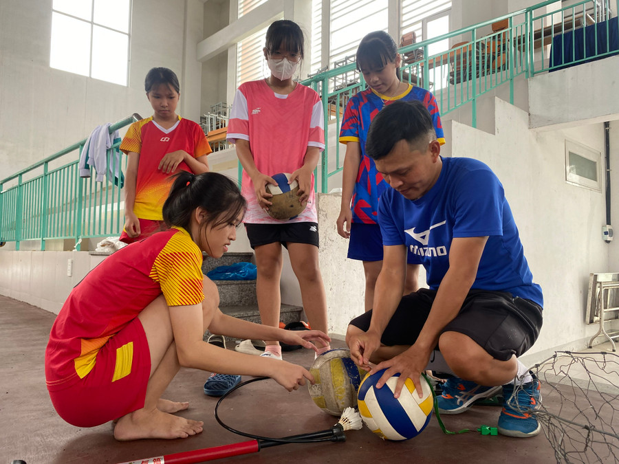 “Thầy giáo” Trường cùng các em học viên lớp bóng chuyền. “Thầy giáo” Trường cùng các em học viên lớp bóng chuyền.