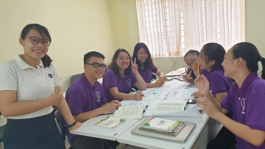 Giáo viên hướng dẫn môn Quản trị kiểm tra đánh giá trong nhà trường cho sinh viên.