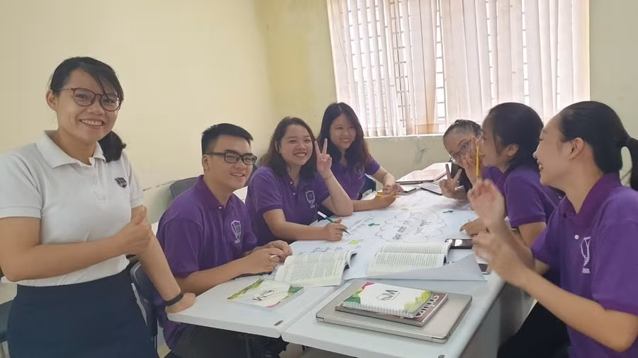 Giáo viên hướng dẫn môn Quản trị kiểm tra đánh giá trong nhà trường cho sinh viên.