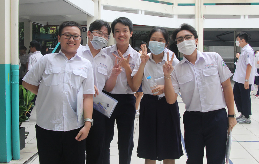Thí sinh tại điểm thi Trường THCS Nguyễn Du (quận 1) phấn khởi sau khi kết thúc thi môn Ngoại ngữ.