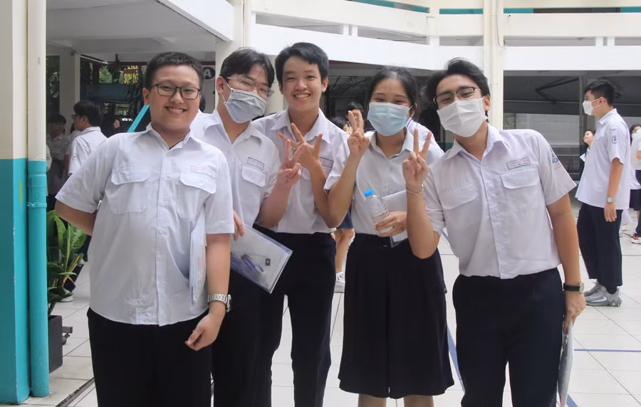 Thí sinh tại điểm thi Trường THCS Nguyễn Du (quận 1) phấn khởi sau khi kết thúc thi môn Ngoại ngữ.