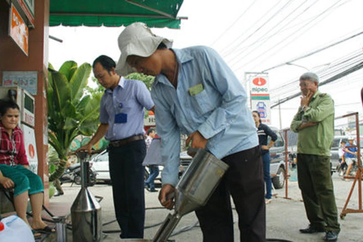 Phạt cây xăng gắn chíp gian lận trên 100 triệu đồng