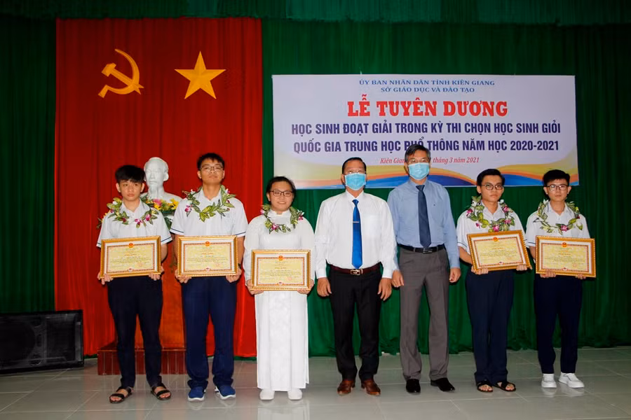 Các em HS đạt giải HS giỏi quốc gia nhận khen thưởng.