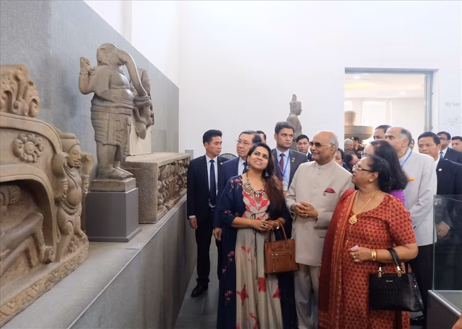 Trong chuyến thăm Việt Nam vào 19/11/2018, Tổng thống Ấn Độ Ram Nath Kovind và Phu nhân đến thăm quan Bảo tàng Điêu khắc Chăm Đà Nẵng. Trong ảnh Tổng thống và phu nhân đang nghe thuyết trình về tượng Ganesha. Ảnh: Hoàng Vinh.