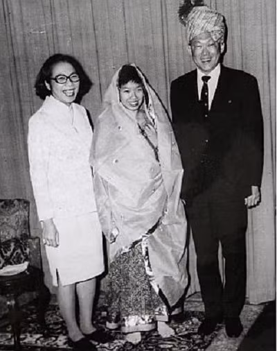 Một tấm ảnh cũ của Tiến sỹ Lý Vỹ Linh chụp cùng cha mẹ khi bà 19 tuổi.&nbsp;