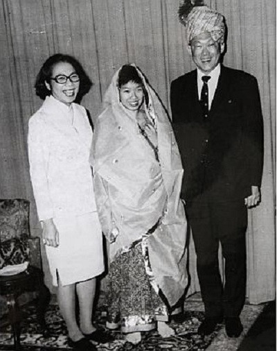 Con gái Lý Quang Diệu: Bố tôi đã sống không hối tiếc ảnh 2 Một tấm ảnh cũ của Tiến sỹ Lý Vỹ Linh chụp cùng cha mẹ khi bà 19 tuổi.