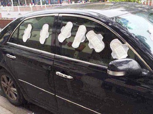 Cuồng ghen, cô gái Trung Quốc dán băng vệ sinh kín ôtô người yêu ảnh 1