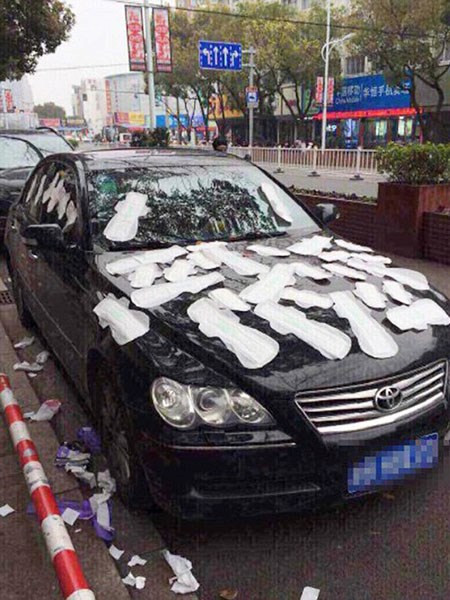 Cuồng ghen, cô gái Trung Quốc dán băng vệ sinh kín ôtô người yêu ảnh 3