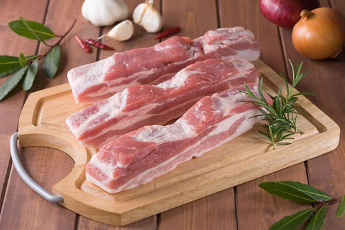 Khi ăn thịt sống hoặc tái, kí sinh trùng có thể bị truyền vào cơ thể người. thit