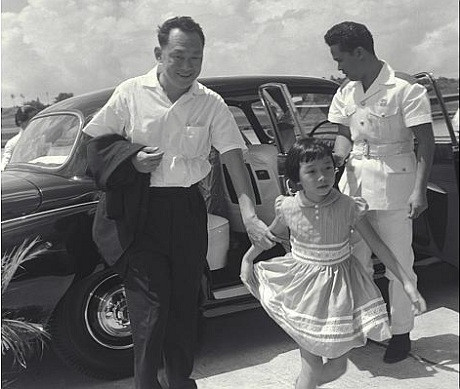 Con gái Lý Quang Diệu: Bố tôi đã sống không hối tiếc ảnh 1 Cố Thủ tướng Lý Quang Diệu dắt tay con gái Lý Vỹ Linh trong một bức ảnh chụp năm 1962. (Ảnh: