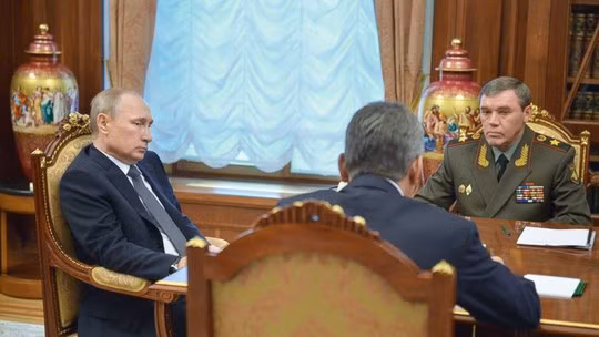 Tổng thống Nga gặp gỡ quan chức quân đội hôm 24-3 ở điện Kremlin. Ảnh: AP