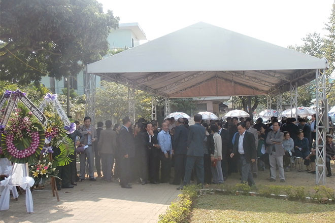 Nhiều cơ quan, đơn vị, đoàn chuẩn bị lãng hoa hoa viếng ông Nguyễn Bá Thanh.