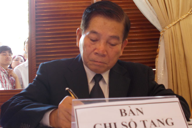 Nguyên Chủ tịch Nước Nguyễn Minh Triết viết cảm tưởng tại bàn ghi sổ tang