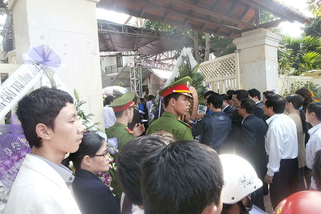 Các đoàn khách phương xa lần lượt xếp hàng để vào viếng ông Nguyễn Bá Thanh.