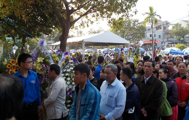 Lúc 15h55", người dân bắt đầu được phép vào viếng ông Thanh.