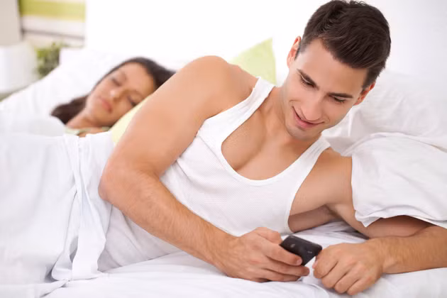 Gã chồng nào “tòm tem” cũng có dấu hiệu này! ảnh 2