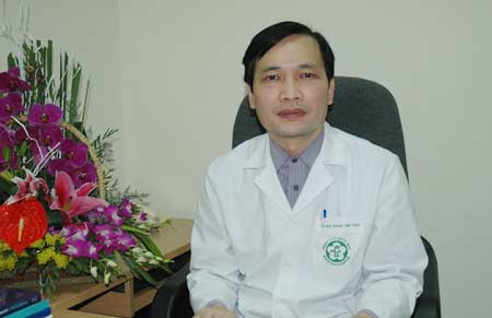 Hàng trăm người bao vây gã trai ""biến thái"" giắt “coóc sê“