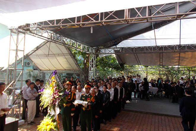 Đông nghịt các đoàn chờ vào viếng ông Nguyễn Bá Thanh.