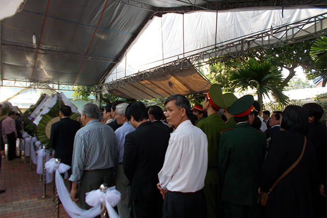 Hàng nghìn người xếp hàng chờ viếng ông Thanh.